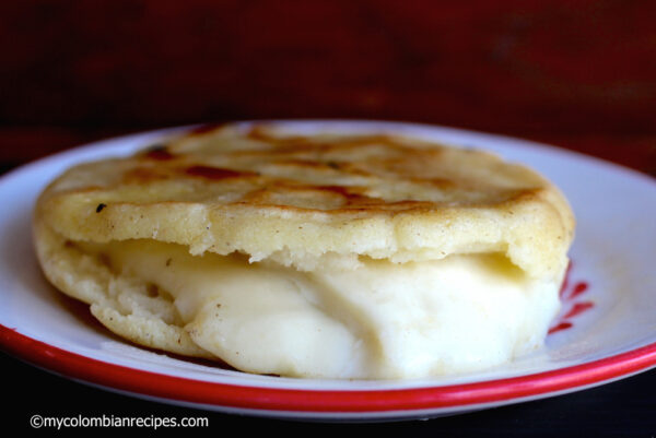 Arepa con mantequilla y queso Mozzarella