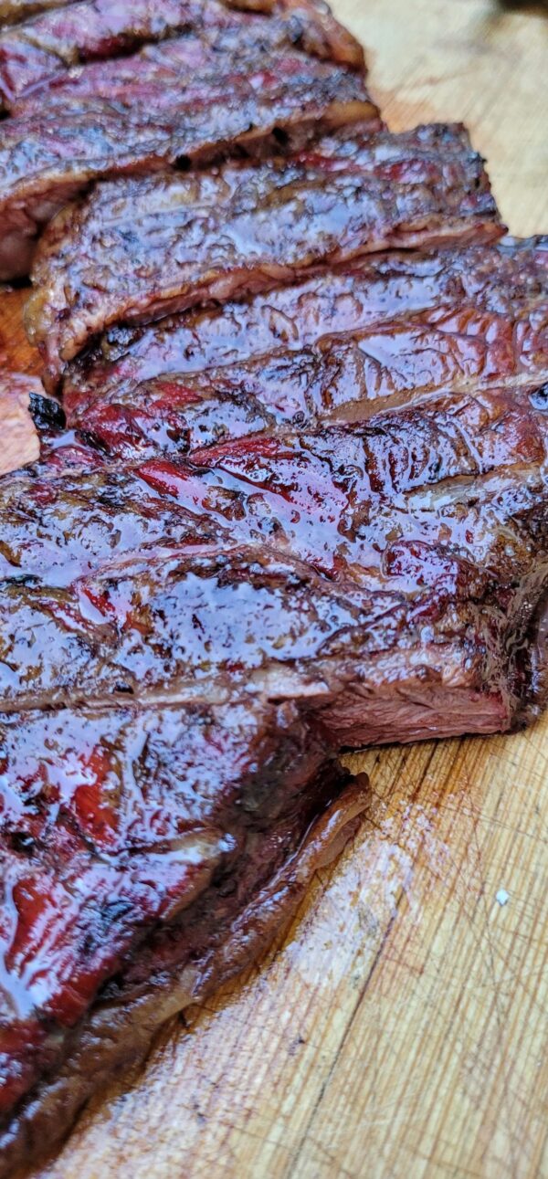 Entraña Angus Con ensalada de aguacate papas a la francesa, y chimichurri
