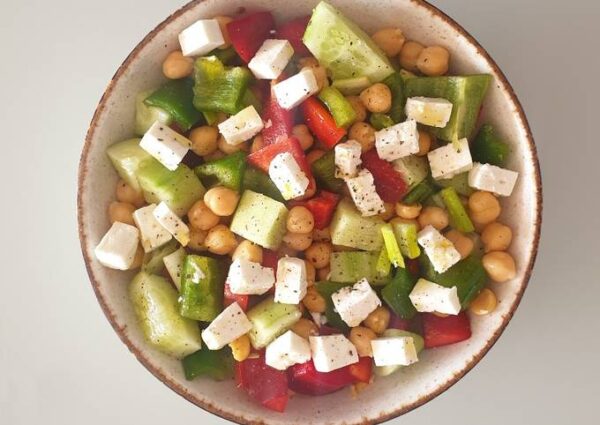 Bowl de pechuga de pollo a la Teriyaki, garbanzos, tomate cherry, pimientos, cebolla morada, queso feta, menta y vinagreta