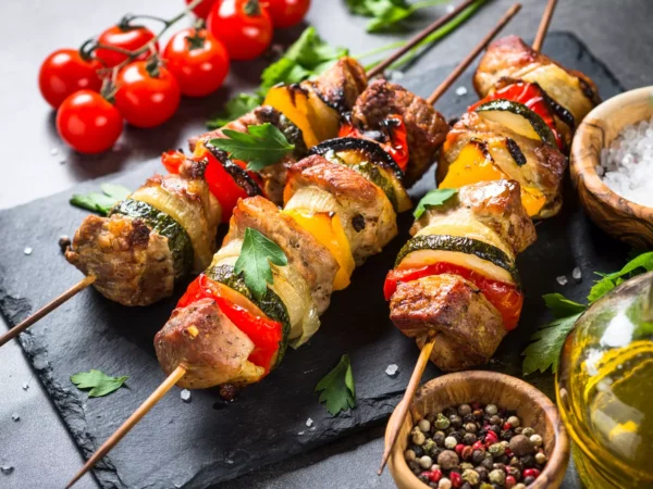 Pinchos de Carne o Mixto Filete de carne o pollo, salteados con vegetales ensalada verde y un acompañamiento de su preferencia