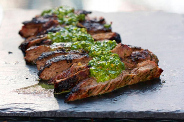 Churrasco a la parrilla Con ensalada Coleslaw, chimichurri,y papas al horno