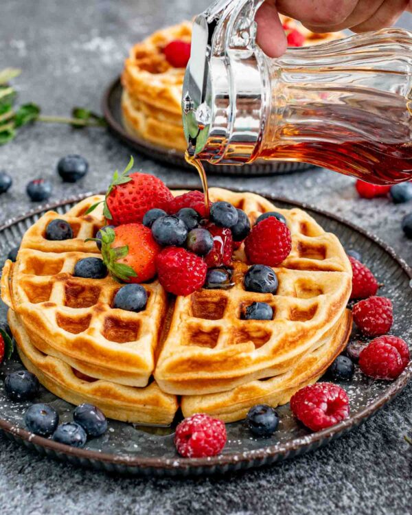Waffle Con mantequilla , frutos rojos y sirope