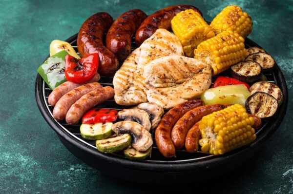 Parrillada Mixta Filete de res, pollo a la parrilla, chorizo, con un acompañamiento de su preferencia