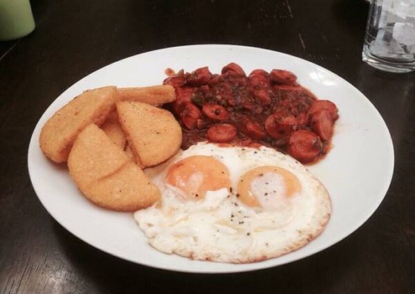 Desayuno, Salchichas Guisadas, huevos fritos y queso blanco