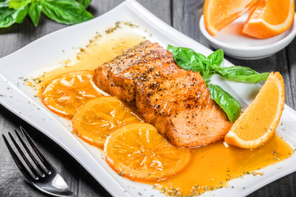 Salmón a la naranja Acompañado de espárragos y yuca frita