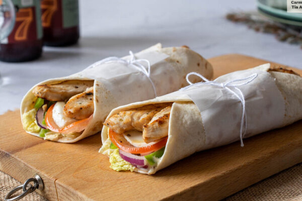 Wrap de Pollo Crispy Pechuga de pollo apanado, salsa sweet chilli, mezcla de lechugas, cebolla y tomate